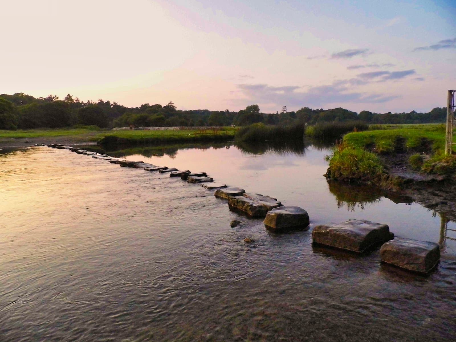 Een rij stapstenen door een rivier